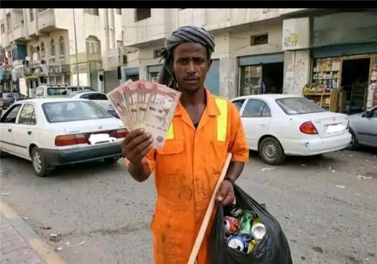 عامل نظافة في عدن يعثر على 1200 ريال سعودي ويعيدها...