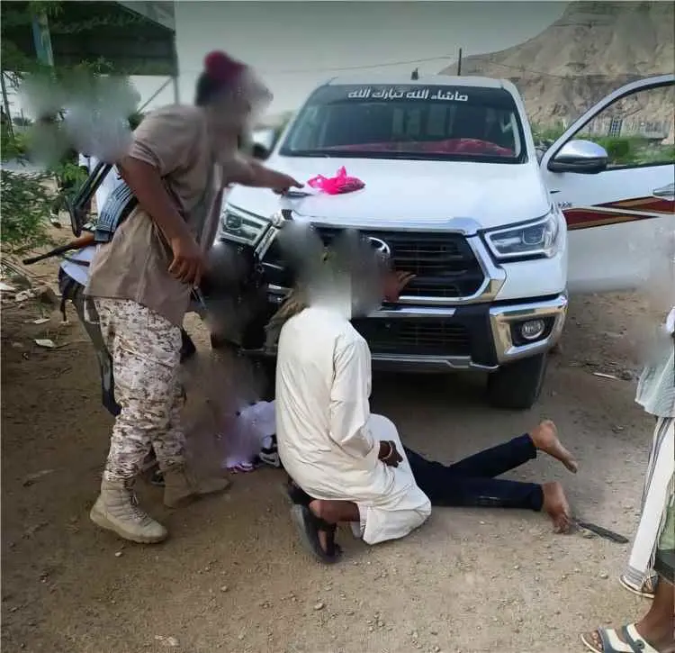 قوات درع الوطن تضبط سيارة مسروقة في نقطة الغرف بوا...