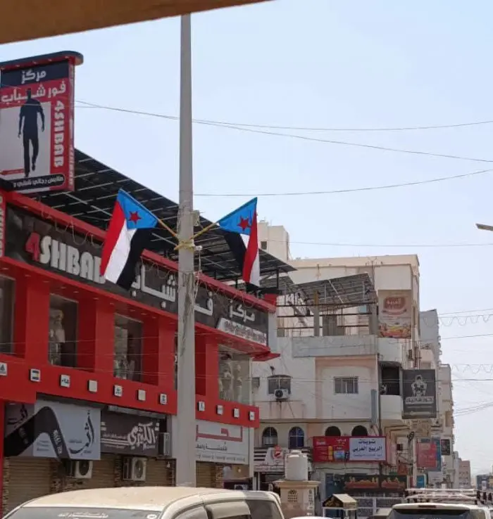 حملة شعبية تزين شوارع الشرج بأعلام الجنوب وصور الر...