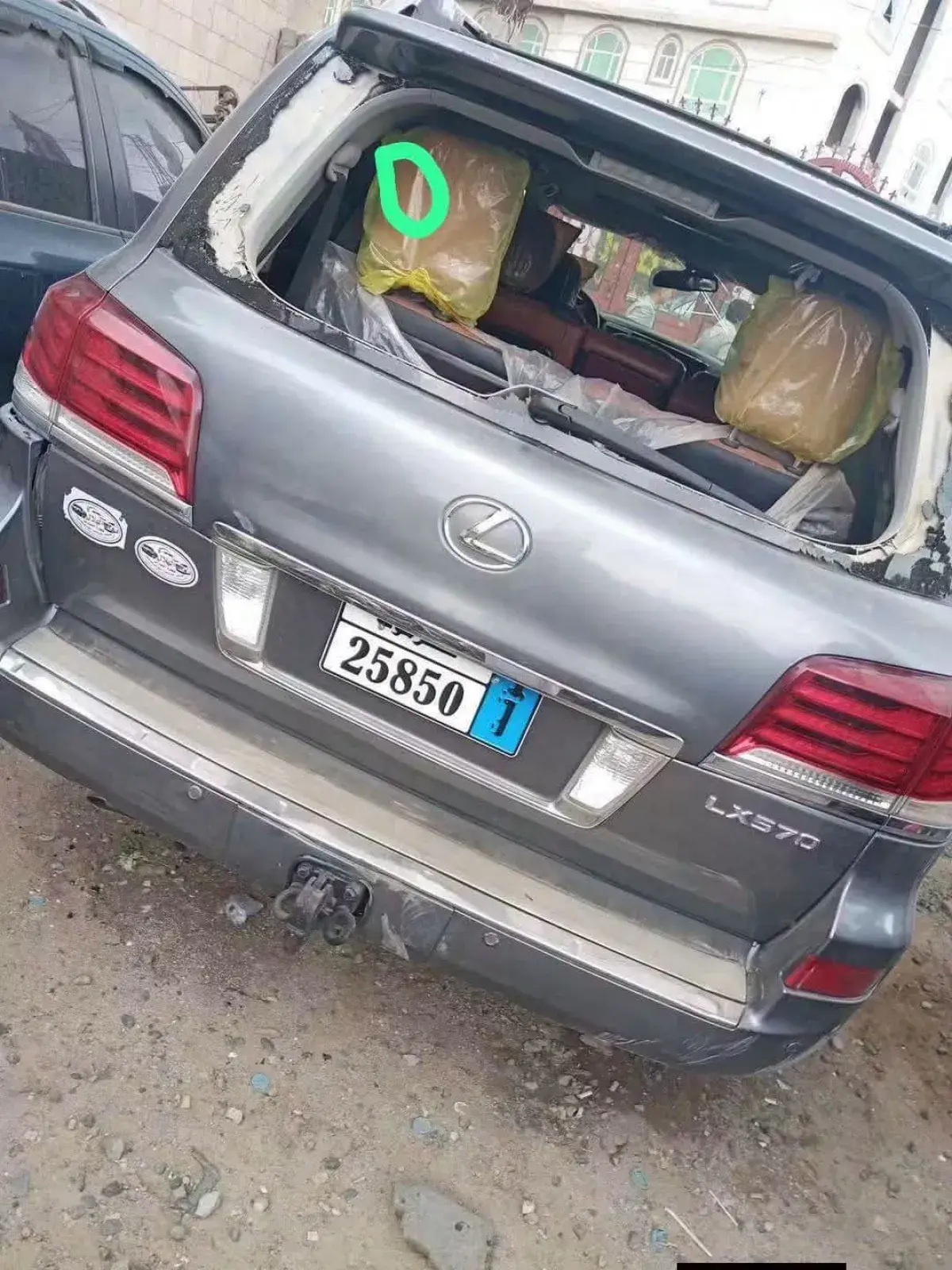 وفاة عامل محطة وقود بعد سحبه بسيارة أثناء محاولة سائق الفرار في صنعاء