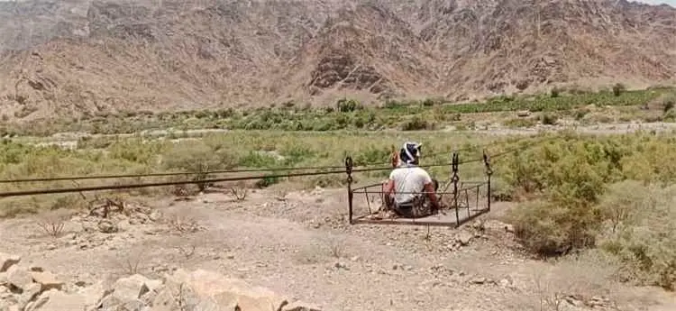 عربة السلك.. وسيلة الأهالي لعبور السيول في قرى أسف...