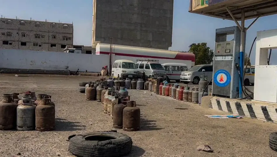 أزمة الغاز تضاعف معاناة المواطنين في العاصمة عدن.....