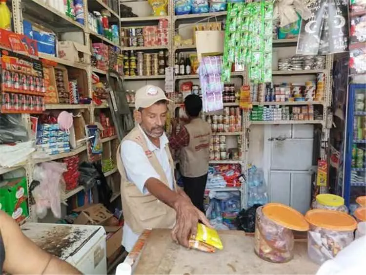صناعة المنصورة بعدن يُغلق محلاً بأمر النيابة ويُحر...