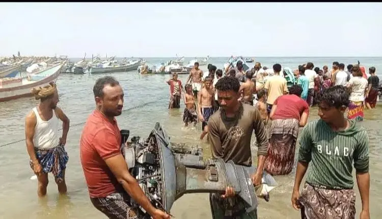 فرار 120 صيادًا نحو الخوخة بعد نجاتهم من قصف حوثي