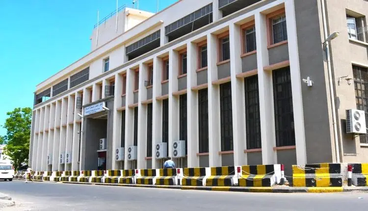 البنك المركزي يغلق شركات صرافة لليوم الثاني على ال...