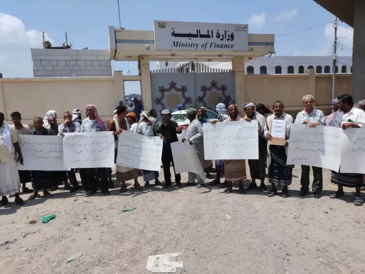 تجاهل مستمر: موظفون نازحون يواجهون تعطيلاً لرواتبه...