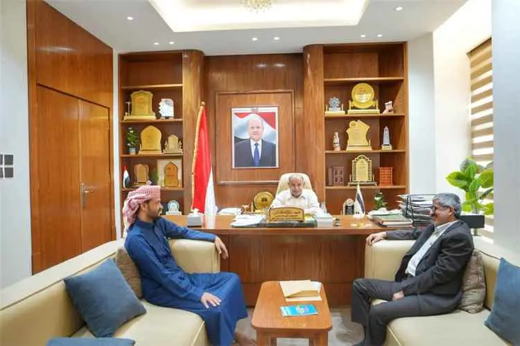 عضو مجلس القيادة الخنبشي يناقش أوضاع منفذ الوديعة...