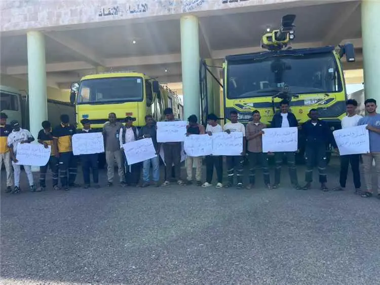 موظفو مطار سقطرى ينظمون وقفة احتجاجية ويرفضون استم...