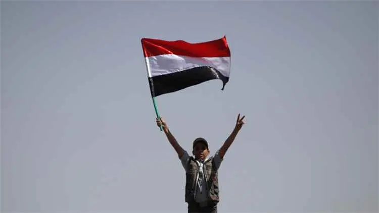 سياسي سعودي يضع حزبين يمنيين في صدارة معركة استعادة الدولة