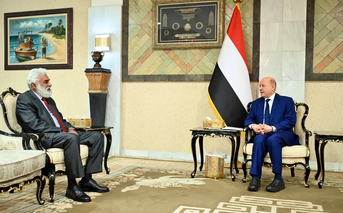 الرئيس العليمي يوجه بالانتقال من إدارة الطوارئ إلى التعافي وإعادة الإعمار