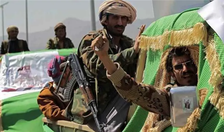 الحوثيون يشيّعون 3 من عناصرهم بينهم قيادي برتبة لو...