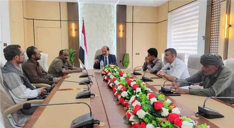 اجتماع رياضي بشبوة يبحث تحسين الأوضاع المالية لأنديتها الرياضية.