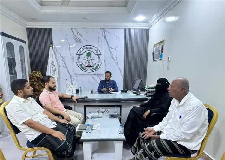 أمين عام مؤتمر حضرموت الجامع يناقش مع رؤساء دوائر...