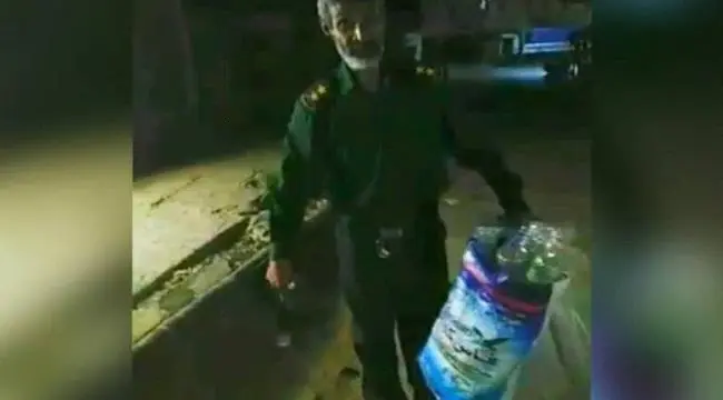 حين يتسول الضابط: 4 أشهر بلا رواتب تدفع نقيباً للقمامة..كرامة تهان وحق يسلب.