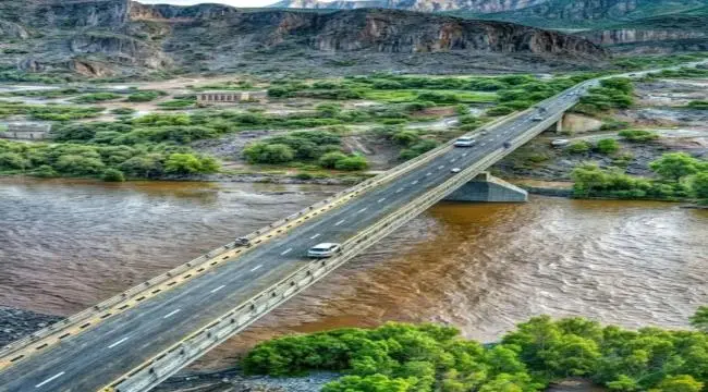 وفاة طفل غرقًا في سيل جسر وادي بناء بمحافظة لحج.