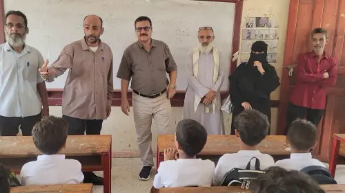 مدير البريقة يشيد بمستوى إقبال الطلبة وإنتظام المعلمين في أول أيام العام الدراسي الجديد