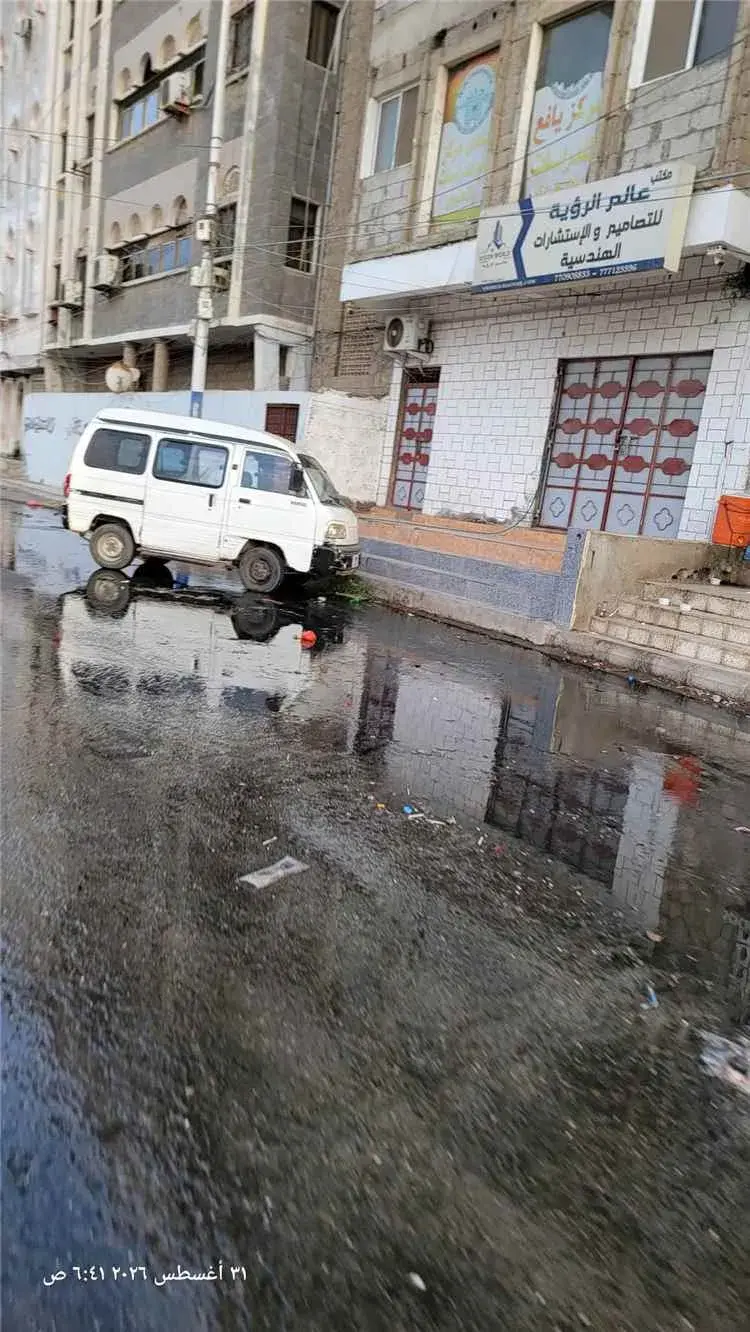 طفح المجاري يغلق شارع  في العاصمة المؤقتة عدن