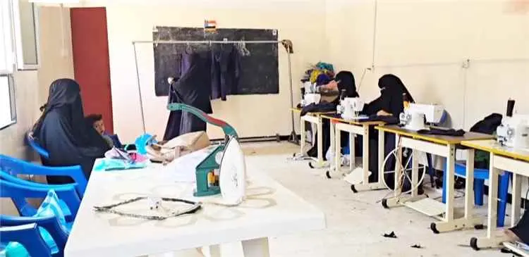 معمل الخياطة بمديرية الحصين يتجاوز ضعف الإمكانيات...