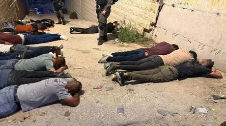 الشرطة الإسرائيلية تحبط تهريب 18 فلسطينيا في تجويف...
