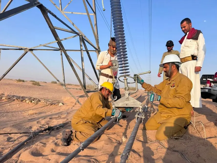 عاجل : الفرق الهندسية تنهي إصلاح أضرار تخريبية بخطوط نقل الكهرباء في مأرب وتعيد التيار للمواطنين
