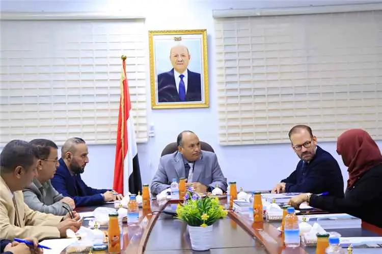 نائب وزير الصناعة يبحث مع المستشار الاقتصادي للمبعوث الأممي تعزيز الاستقرار والتعافي الاقتصادي