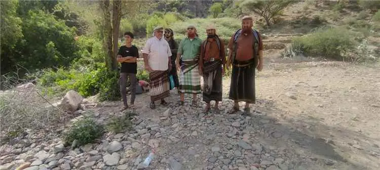 مشائخ ومسؤولون بسرار يافع يتفقدون أعمال مشروع طريق...