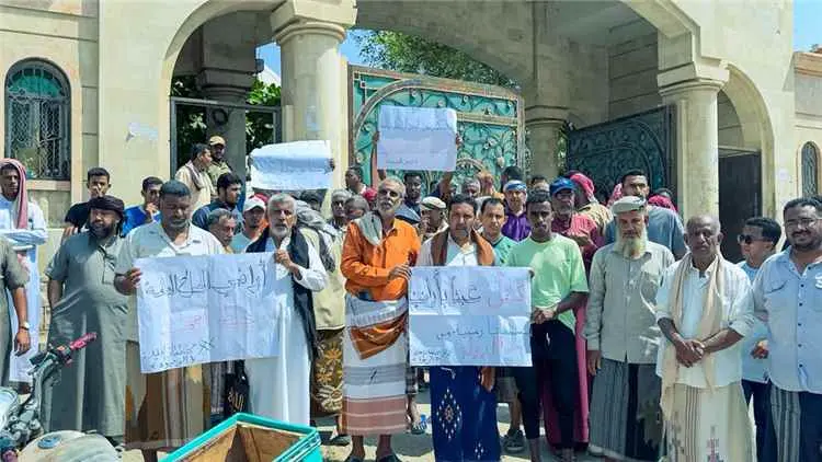 مواطنون ينظمون وقفة احتجاجية أمام المجمع القضائي بالمكلا اعتراضاً على إجراءات تتعلق بأراضيهم في مناطق "المنورة والغليلة"
