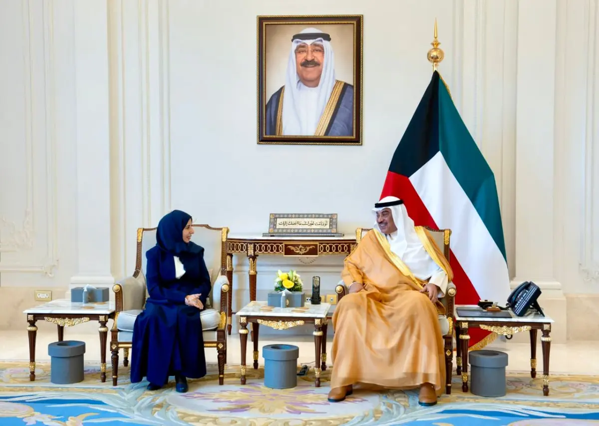 أمير الكويت يتسلم رسالة خطية من رئيس مجلس القيادة...