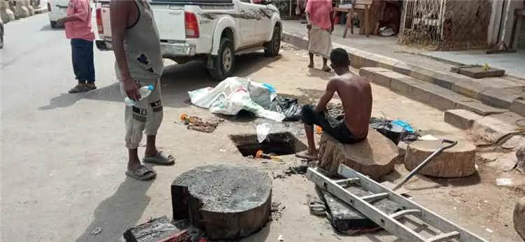 اعمال تخريبية متعمدة داخل أحد مناهل الصرف الصحي با...