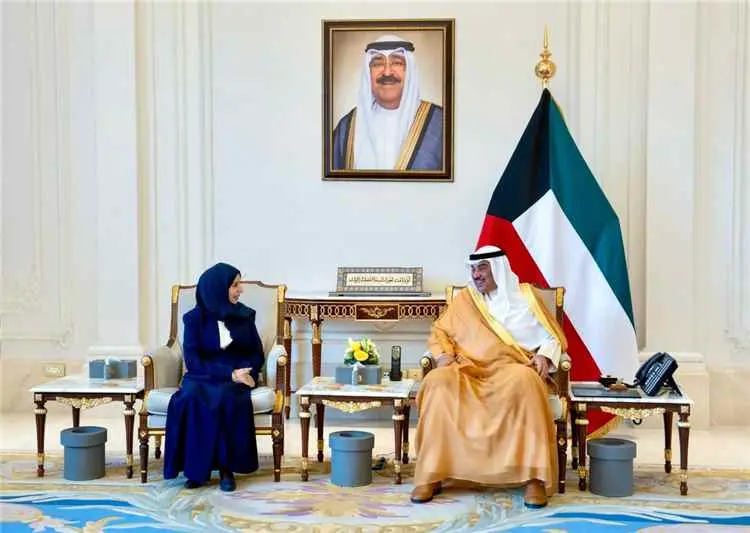 أمير الكويت يتسلم رسالة خطية من رئيس مجلس القيادة...