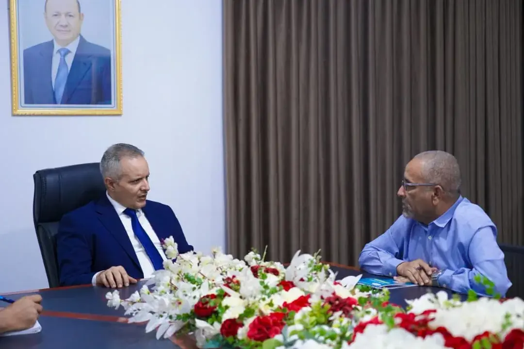 وزير الشؤون الاجتماعية والعمل يناقش أوضاع مكتب الو...