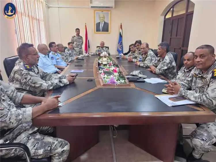 رئيس مصلحة خفر السواحل اليمنية يجتمع بقيادات المصل...