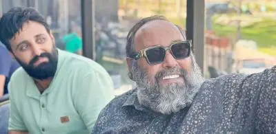 فنان يمني يهاجم مروّجي شائعة وفاة والده