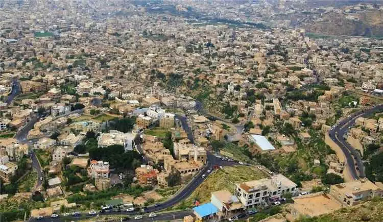 إصابة طفل بشظية جراء قصف حوثي على حي سكني بتعز