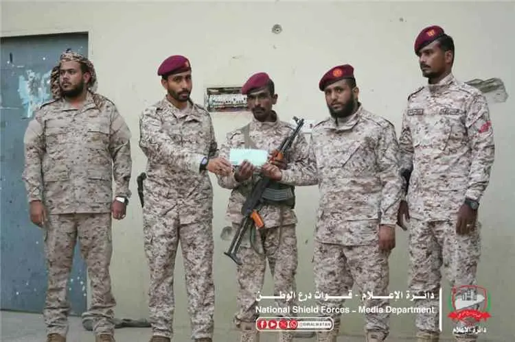 قيادة الفرقة الثانية تكرم أفراد اللواء الثاني بنقط...