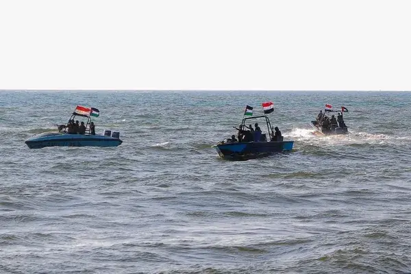 مقابل عدم استهداف سفنها.. موسكو وبكين تدعمان الحوث...