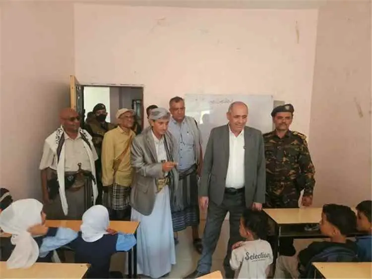 خلال تدشين العام الدراسي بالمعافر.. وكيل أول تعز يشدد على ضبط الرسوم المدرسية وتخفيف الأعباء عن المواطنين