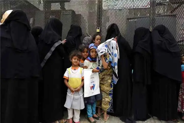 تصعيد الحوثيين يضاعف أعباء النساء في اليمن