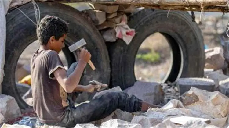 الفقر يطرد أطفال اليمن من المدارس ويدفعهم إلى سوق...