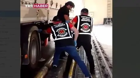 تركيا.. ضبط يوتيوبر مشهور قبل هربه في أسفل شاحنة إ...