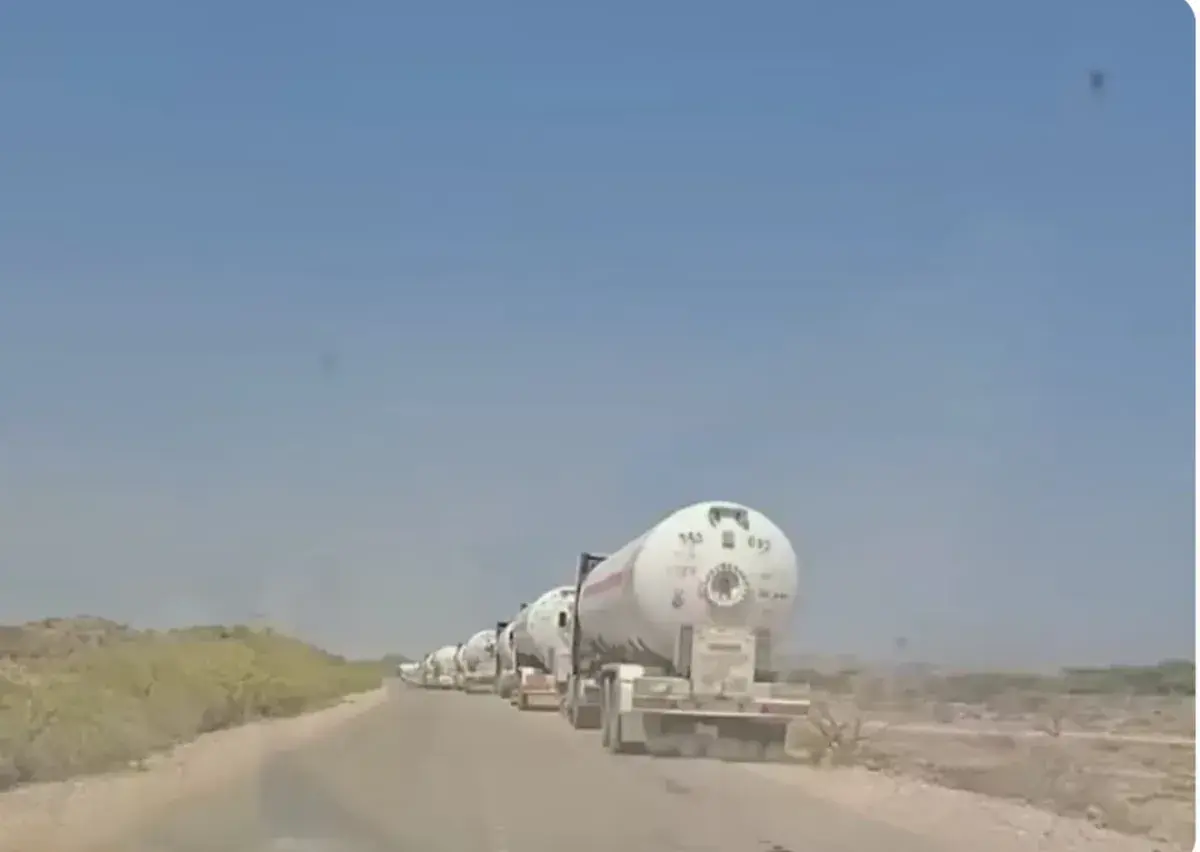أبين .. قطاع قبلي يحتجز شاحنات محملة بالغاز في منط...