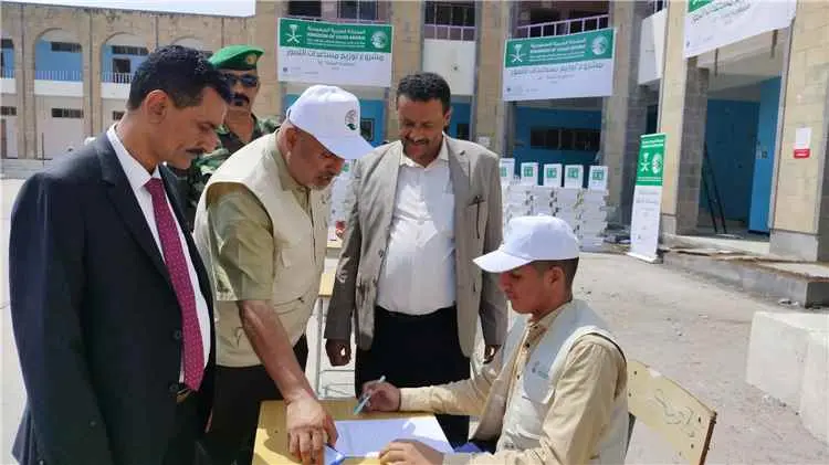 تدشين توزيع 12 ألف كرتون من التمور المقدمة من مركز الملك سلمان للإغاثة في عدد من مديريات تعز