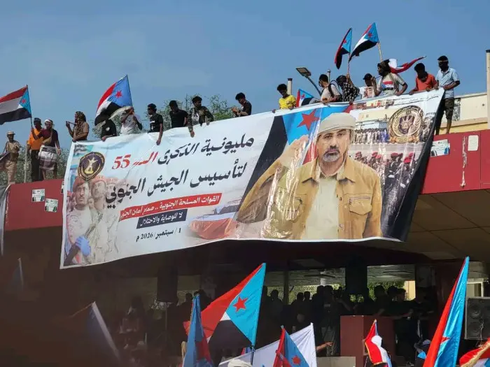 رفع اللافتة الرئيسية لمليونية ذكرى تأسيس الجيش الج...