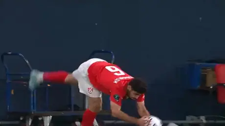 بـ"حركة بهلوانية".. لاعب إيراني يصنع هدفا مذهلا في...