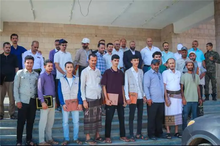 محافظ الضالع يختتم مخيم العيون المجاني بعد إجراء 1...