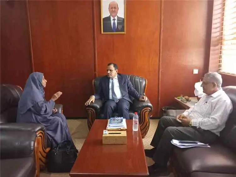 الوزير السقطري يلتقي المزارعة جوهرة حسن عقب اختيار...