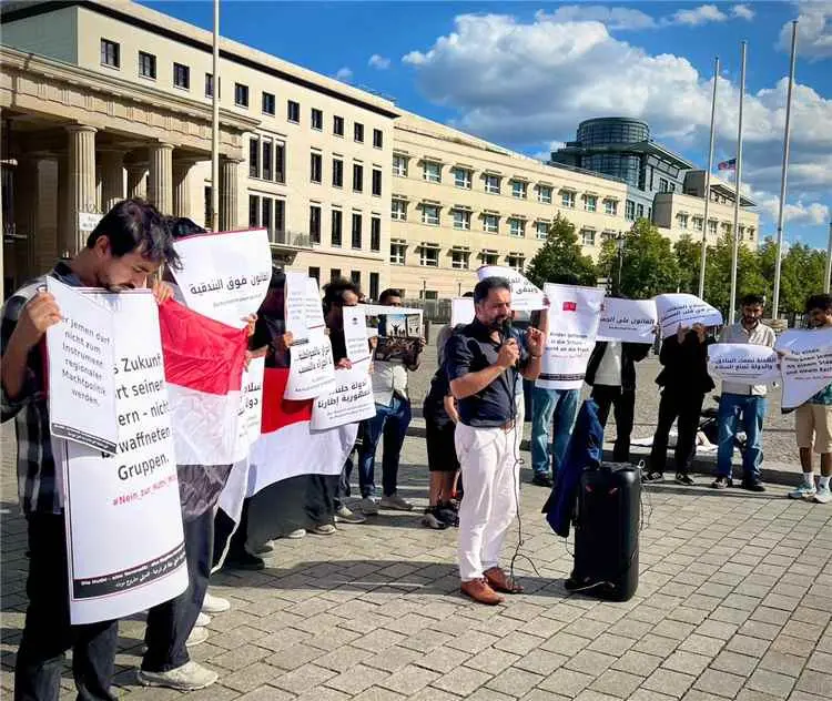 الجالية اليمنية في برلين تنظم وقفة احتجاجية ضد جرا...