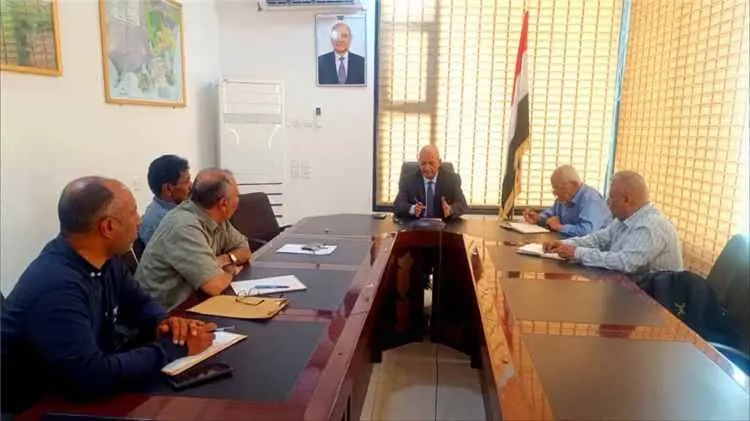 وزير المياه والبيئة يناقش أوضاع مشاريع الصرف الصحي في سيئون وتريم