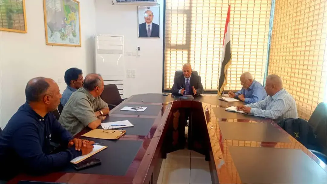 وزير المياه والبيئة يناقش أوضاع مشاريع الصرف الصحي...