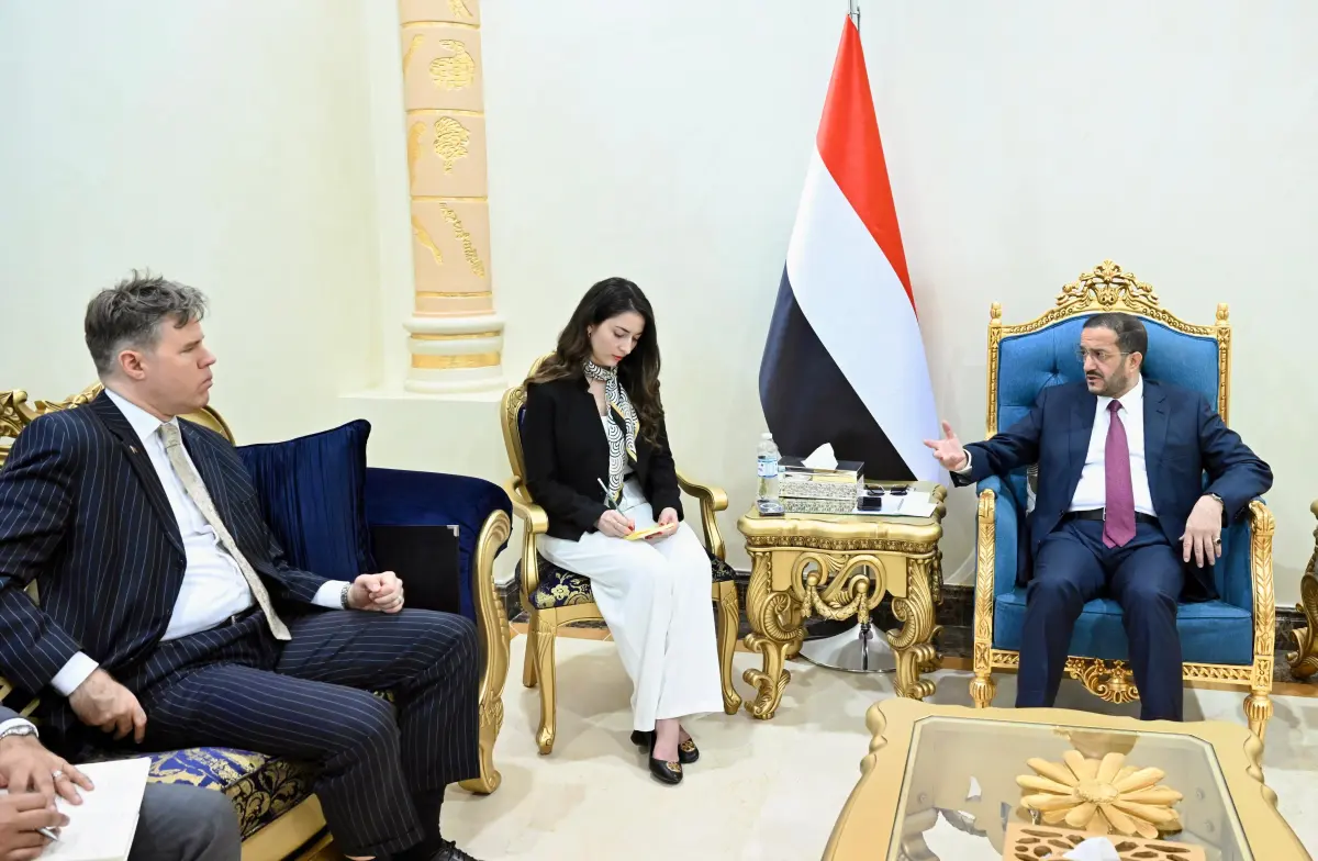 عضو مجلس القيادة الرئاسي عثمان مجلي يلتقي القائم ب...
